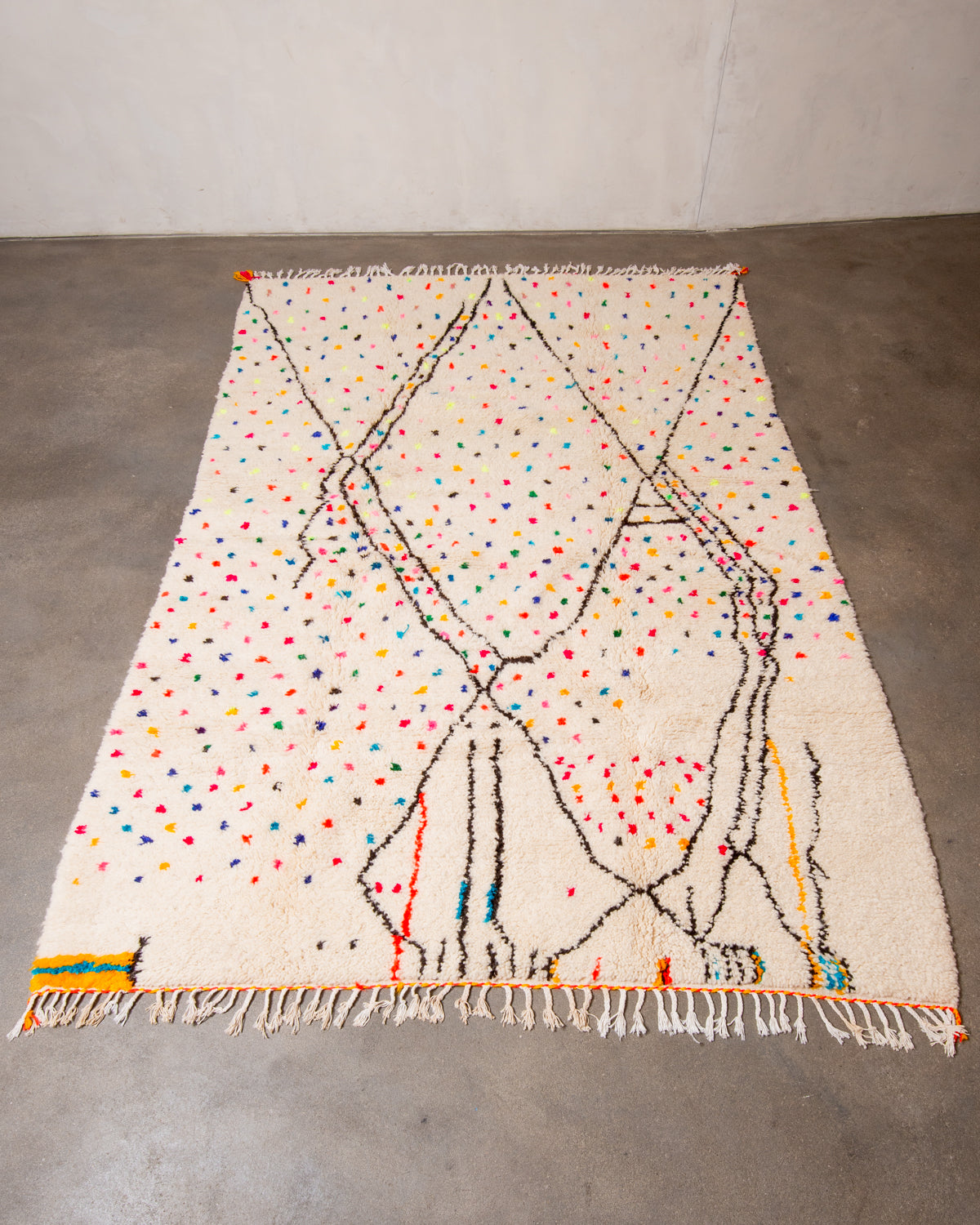Modern designer handcrafted Berber rug from Morocco. Azilal rug with beautiful colours and patterns. Made of sheep’s wool and cotton.